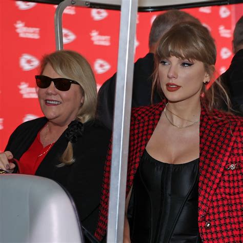 Taylor Swift's mom gives sweet nod to Travis Kelce at Chiefs game